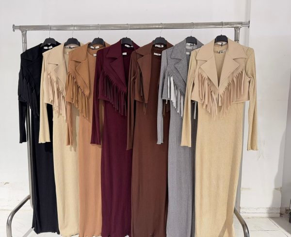 0572290  vestido de punto con chaleco de flecos