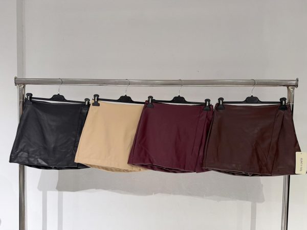 060090 Falda pantalón en polipiel Zara