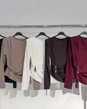 0447220 blusa asimétrica con adorno metalico fruncida