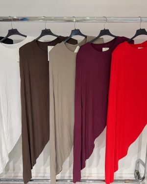 0473230 Blusa hombreras asimétrica larga