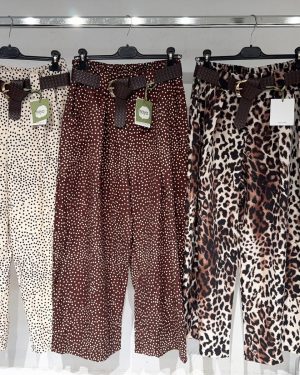 0972320 Pantalón con cinturón estampado