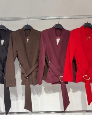 0510290 chaqueta con forro cinturón Zara